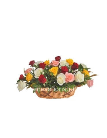 Composizione in cesto di rose a partire da