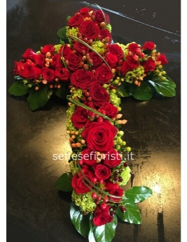 Croce di rose rosse ipericum e verde ornamentale