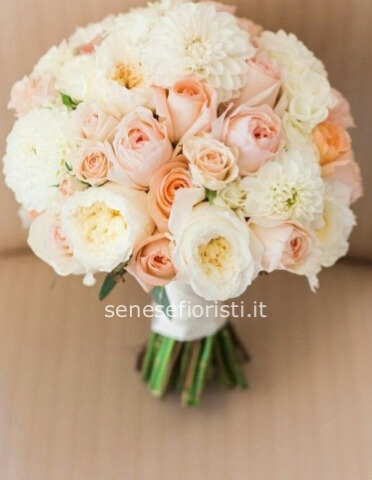 Bouquet di peonie dalie e rose