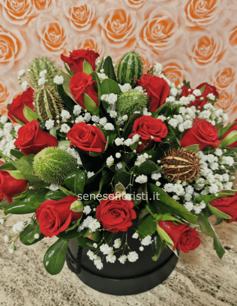 Scatola con rose rosse, gipsoilia e fogliame ornamentali